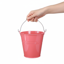 Prodotto Vaso/secchio decorativo in metallo rosa per fiori, dimensioni 26x22,5x23 cm, capacità 6 litri.