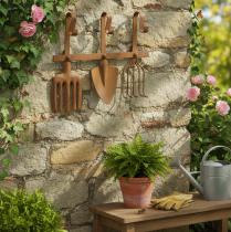 Prodotto Gancio appendiabiti per attrezzi da giardino, decorazioni da giardino, rastrello, vanga e zappa; appendiabiti in metallo arrugginito, lunghezza 33,5 cm.