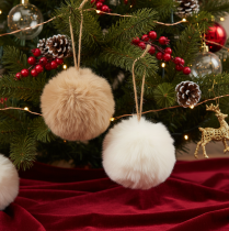 Prodotto Pompon decorativi da appendere, palla di pelo soffice, 7 cm, 6 pezzi