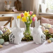 Prodotto Coniglietto in ceramica bianco seduto con fiori e piume 9×7×14 cm 2pz