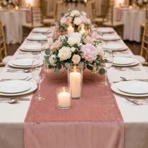 Prodotto Runner da tavolo in velluto rosa antico, 28×270 cm - Elegante runner da tavolo in tessuto decorativo per la decorazione della tua tavola festiva