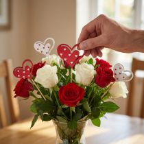 Prodotto Spina decorativa cuori rosso bianco decorazione in legno 7,5×6,5 cm 12 pz