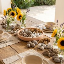 Prodotto Decorazione da tavola con potpourri e noci per un'atmosfera estiva naturale.