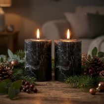 Prodotto Candele a colonna nere, tinte in tutto il loro spessore, 85x120 mm, set da 2, decorazione rustica da tavola