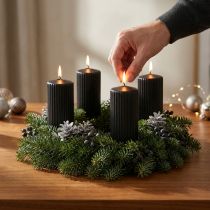 Prodotto Eleganti candele a colonna nere con design scanalato, 70/130 mm, set da 4 - Candele decorative versatili per l'Avvento e le celebrazioni
