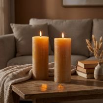 Prodotto Set di candele a colonna XXL, color miele, crea un'atmosfera accogliente, 85x200 mm, durata di combustione 100 ore, confezione da 2