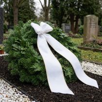 Prodotto Nastro a ghirlanda in moiré bianco con bordo di perle dorate, 175 mm - Elegante nastro per decorazioni e composizioni floreali.