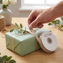 Prodotto Nastro regalo sottile beige, ideale per confezioni regalo, largo 10 mm e lungo 50 m.