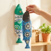 Prodotto Decorazione in legno a forma di pesce colorato da appendere blu e verde 38cm 2 pezzi