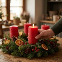 Prodotto Candela a colonna a LED rossa con timer e luce bianca calda, realizzata in vera cera, 15 cm