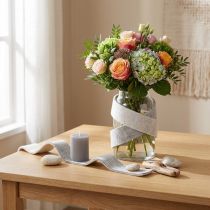 Prodotto Nastro in feltro bicolore, bianco/grigio, realizzato al 100% in lana, largo 7,5 cm e lungo 5 m.