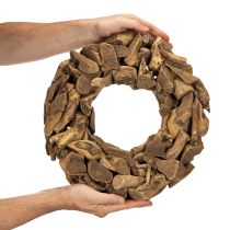 Prodotto Ghirlanda decorativa rotonda, realizzata con pezzi di legno naturale, 35 cm di diametro.