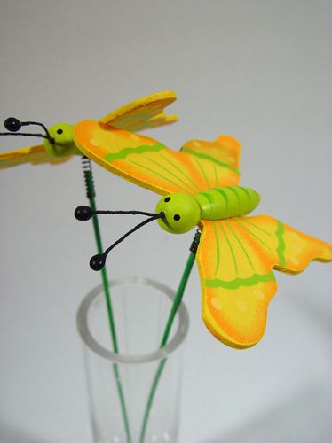 Floristik24 Farfalla su plettro legno verde/giallo 7 cm (24 pz)