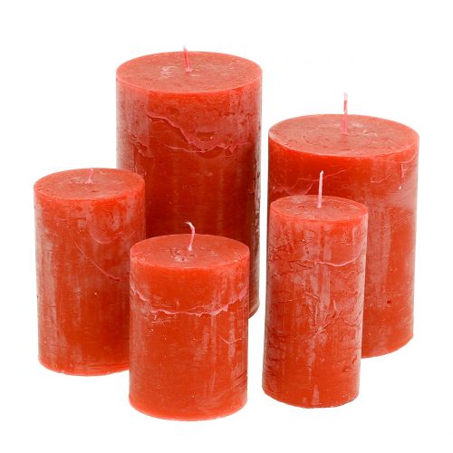 Candele colorate arancioni di diverse dimensioni