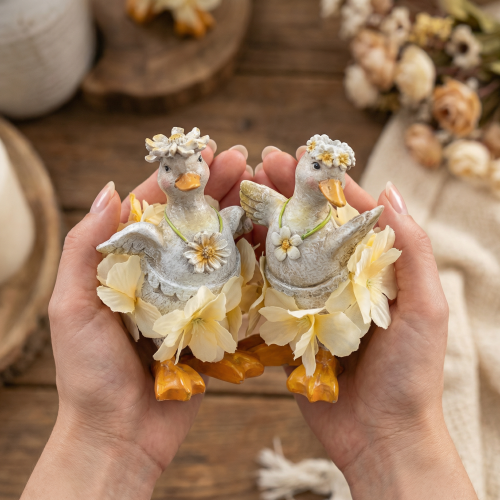 Prodotto Statuetta decorativa di anatra con vestito floreale, primavera, accessorio decorativo estivo dettagliato, 11 cm, 2 pezzi