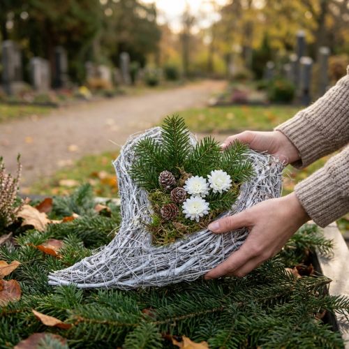 Decorazione funebre a forma di cuore con pianta rampicante bianca, 30x23 cm, set da 2 pezzi, decorazione per copertura tombale | Floristik24.it