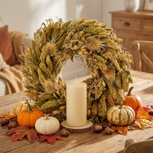 Ghirlanda decorativa secca con cardo e miglio in giallo-verde oliva, stile rustico naturale, Ø28cm, versatile decorazione da parete e da tavolo | Floristik24.it