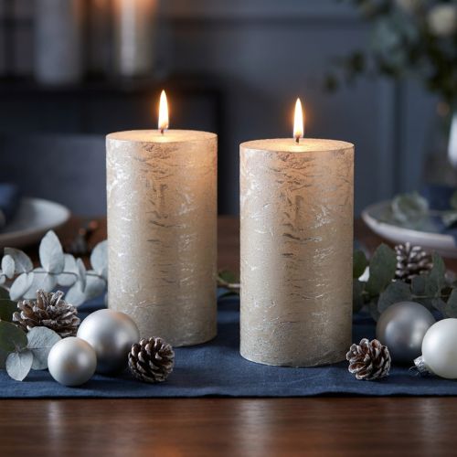 Candele a colonna di alta qualità in set da 2, effetto metallizzato platino, 85 x 150 mm - Decorazione elegante per occasioni festive e un'atmosfera accogliente | Floristik24.it