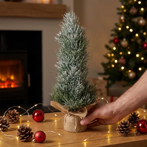 Mini albero di Natale innevato artificialmente in un sacco H41cm | Floristik24.it