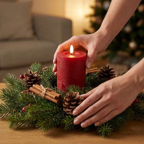 Prodotto Candela a colonna a LED in vera cera, colore rosso, con timer e luce bianca calda, 12 cm.
