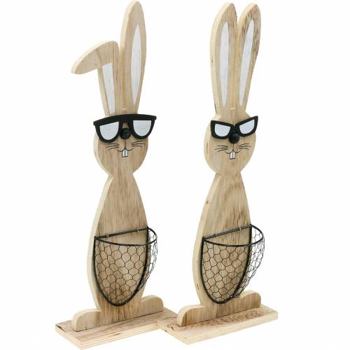 Conigli in legno con occhiali da sole e cesto natura, decoro pasquale, figura coniglio con cesto vegetale, decoro primaverile 2pz