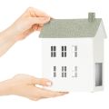 Casetta decorativa in metallo a forma di casa con finestre e camino, 22 cm | Floristik24.it