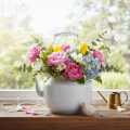 Teiera decorativa in metallo dall'aspetto vintage, ideale per composizioni floreali. | Floristik24.it