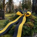 Nastro per ghirlanda in moiré 150 mm giallo-nero - nastro da lutto, fascia, decorazione, nastro per club - rotolo da 25 m | Floristik24.it