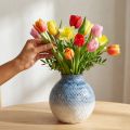 Vaso in ceramica smaltata blu e bianco effetto intrecciato H18,5cm | Floristik24.it